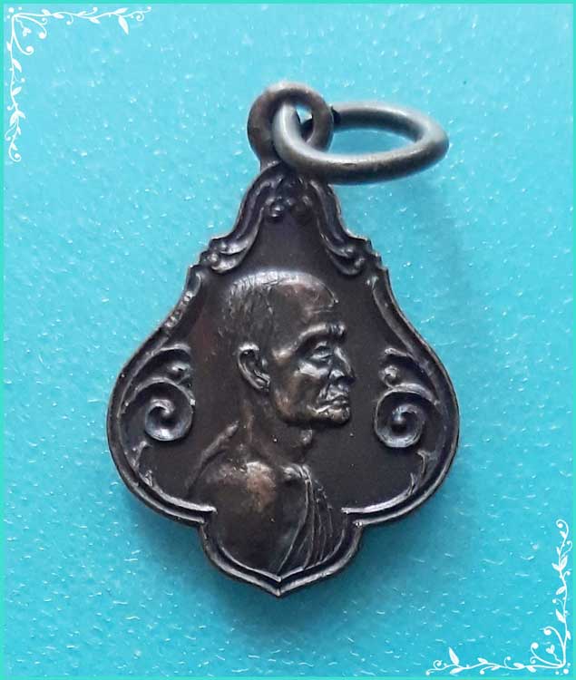 ..ลพ.มุ่ย วัดหนองบัวทอง สพ. เหรียญหันข้าง ครึ่งองค์ เนื้อทองแดง หลังยันต์ ปี 25..