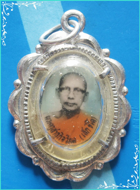 ..ลพ.เล็ก วัดหนองดินแดง นฐ. ล็อคเก็ตลงสี ครึ่งองค์ กะไหล่เงิน หลังยันต์ ปี 21..