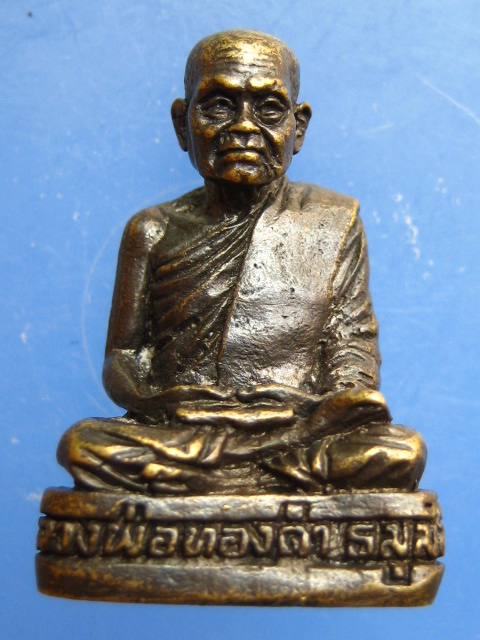 รูปหล่อ หลวงพ่อทองดำ วัดเวฬุวัน จ.มุกดาหาร