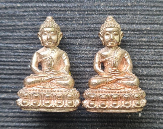 พระชัยวัฒน์พูลทอง ๒๕๔๕..นวโลหะ ๒ องค์ ไม่มีกล่อง..ลพ.ดำ วัดเขาพูลทอง จ.จันทบุรี / ลป.หมุน เสก