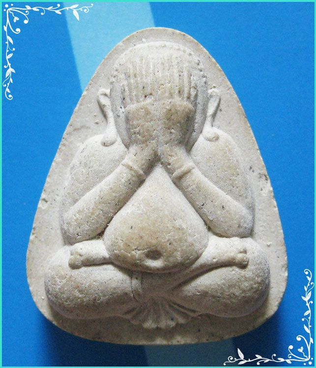 ..ลพ.สร้อย วัดเลียบราษฎร์บำรุง กทม พระปิดตามหาลาภ เนื้อผงเก่าๆ หลังยันต์ห้า ปี 34..