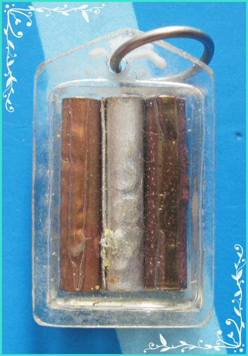 ..ลพ.ต้อ วัดพายทอง อท. รูปถ่ายซีเปีย ครึ่งองค์ หลัง ตะกรุดสามดอก เลี่ยมเก่า..