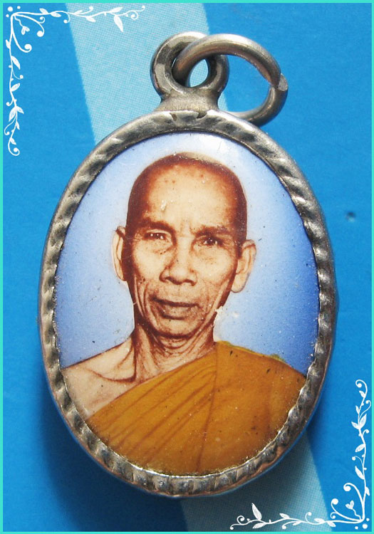 ..ลพ.ดี วัดหนองจอก นม. ล็อคเก็ตเล็ก ฉากฟ้า ครึ่งองค์ หลังยันต์ รุ่น เสาร์ห้า ปี 36..