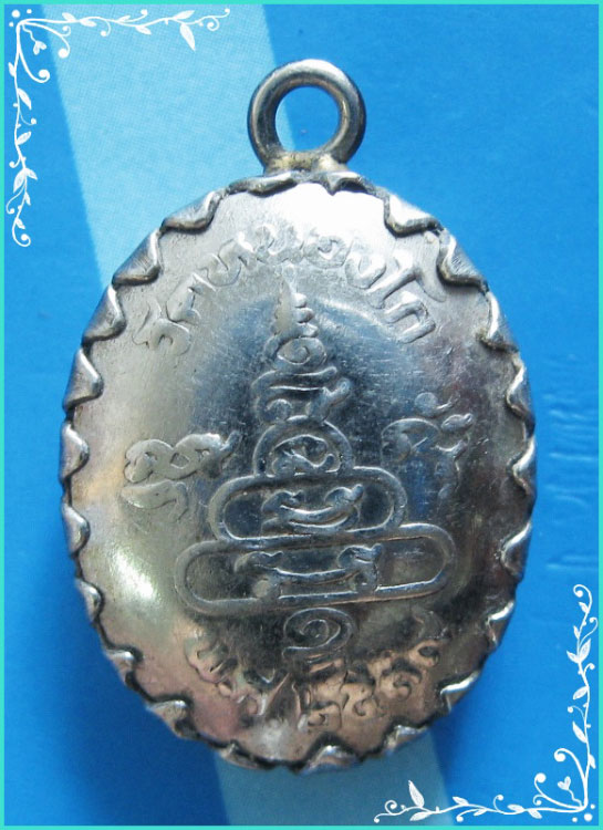 ..ลพ.น้อย วัดหนองโก นว. ล็อคเก็ต ฉากฟ้า ครึ่งองค์ หลังยันต์สาม ปี 39..