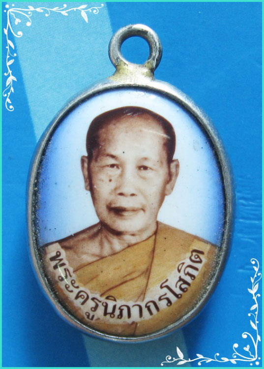 ..ลพ.น้อย วัดหนองโก นว. ล็อคเก็ต ฉากฟ้า ครึ่งองค์ หลังยันต์สาม ปี 39..