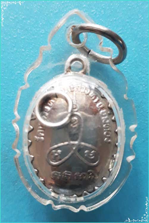 ..ลพ.บัว วัดแสวงหา อท. ล็อคเก็ต ฉากฟ้า ครึ่งองค์ หันข้าง หลังยันต์ เลี่ยมเก่า..