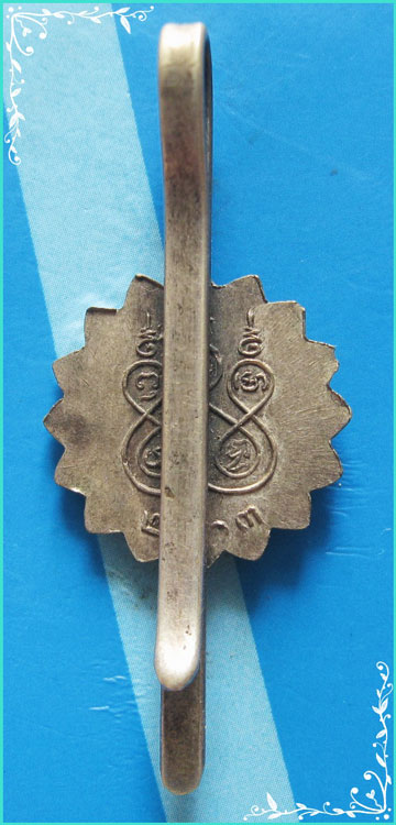 ..ลพ.วิชิต วัดเสม็ดเหนือ ฉช. แหนบ รูปเหมือน พิมพ์พัดแฉก ครึ่งองค์ หลังยันต์ ปี 13 แนวตั้ง..