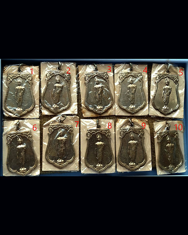 1.เหรียญเสมาฉลอง 25 พุทธศตวรรษ เนื้ออัลปาก้า พิมพ์แขนโตบล็อคนิยม กระดาษแก้วห่อเดิม