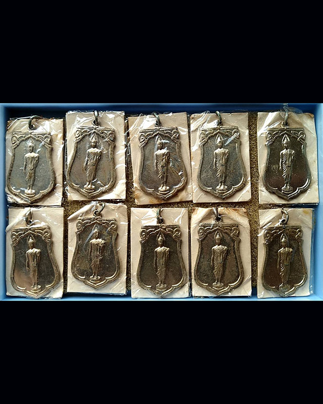 2.เหรียญเสมาฉลอง 25 พุทธศตวรรษ เนื้ออัลปาก้า พิมพ์แขนโตบล็อคนิยม กระดาษแก้วห่อเดิม