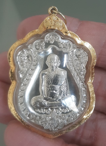 เหรียญหลวงพ่อรวย รุ่นรวย99 เนื้ออัลปาก้า เลี่ยมทองคำแท้ สภาพสวยมาก