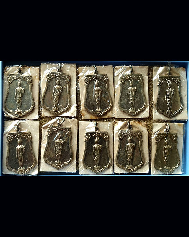 10.เหรียญเสมาฉลอง 25 พุทธศตวรรษ เนื้ออัลปาก้า พิมพ์แขนโตบล็อคนิยม กระดาษแก้วห่อเดิม