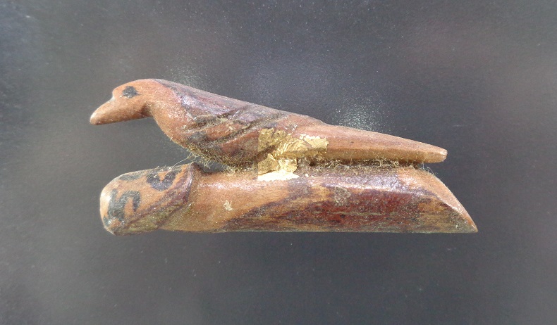 นกสาริกาขี่ปลัดขิคเนื้อไม้แกะ ขนาดยาว 2 นิ้ว สวยครับ