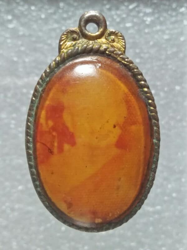 ล๊อกเก็ตหลวงปู่ หลังยันต์  ไม่ทราบวัด