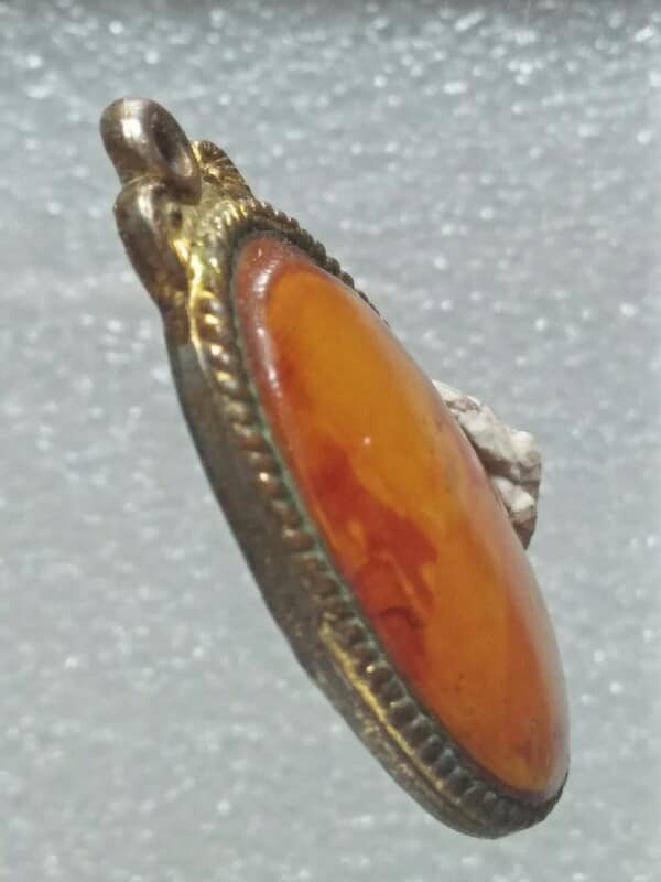 ล๊อกเก็ตหลวงปู่ หลังยันต์  ไม่ทราบวัด