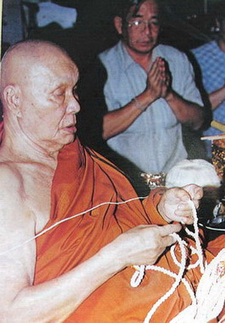 ประคำหลวงพ่ออุตตมะ วัดวังก์วิเวการาม จ.กาญจนบุรี มีเหรียญห้อยปลายประคำด้วยค่ะ