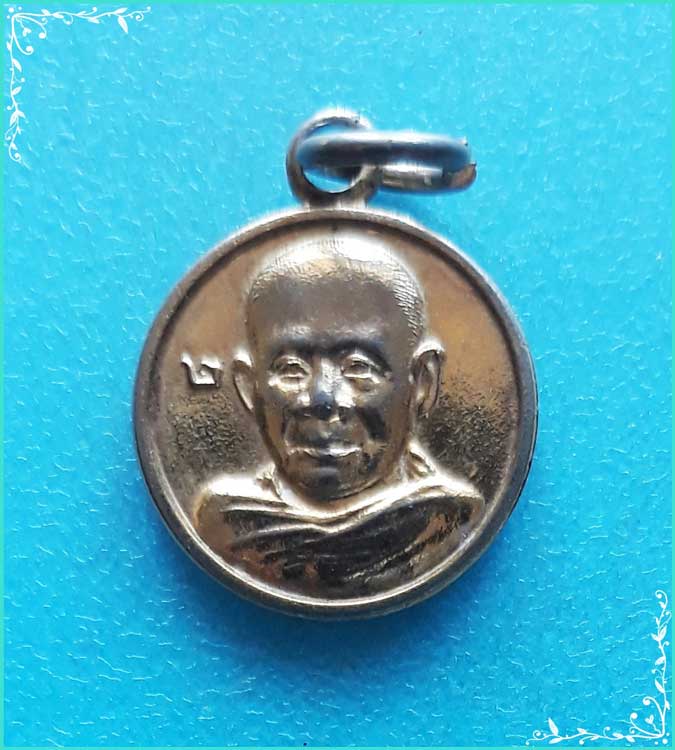 ..ครูบาดวงแก้ว วัดชัยมงคล เหรียญเล็ก ครึ่งองค์ กะไหล่ทอง หลังยันต์ ปี 30..