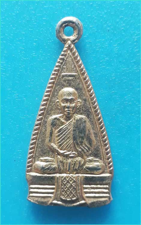 ..ลป.สุ่ม วัดหล่ม เหรียญสามเหลี่ยม เต็มองค์ กะไหล่ทอง หลังยันต์..