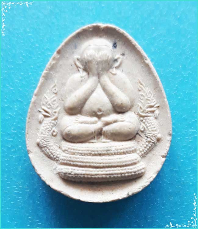 ..ลพ.คง วัดราหุล สบ. พระปิดตามหาลาภ ข้างพญานาคคู่ เนื้อผงเก่าๆ หลังยันต์ ปี 37..