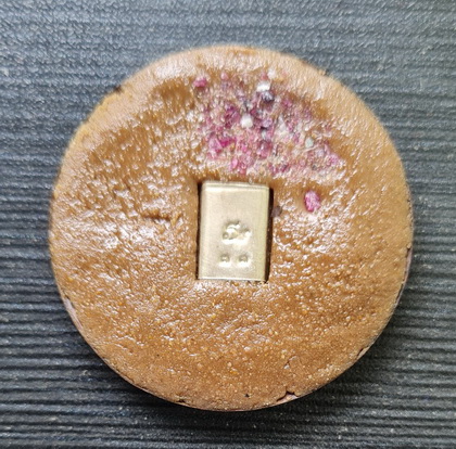 เหรียญหลังแบบ + ล็อกเก็ตพระจันทร์ยิ้ม ๒๕๔๕..ลพ.ดำ วัดเขาพูลทอง จ.จันทบุรี / ส่ง ems