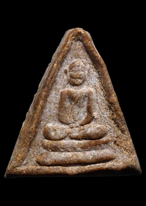 ถูกสุด สะดุดใจ..พระพุทธสามเหลี่ยม หลังยันต์ ไม่ทราบที่ เนื้อผงว่าน สวยเดิม