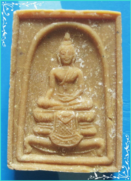 ..ลพ.แพ วัดพิกุลทอง สบ. พระพุทธ เนื้อผงน้ำมัน หลัง รูป..