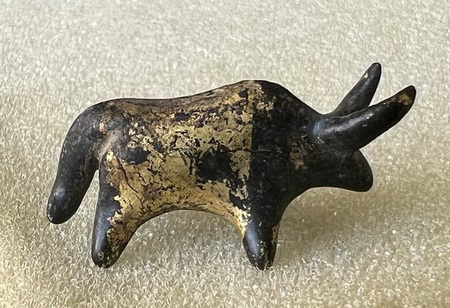 วัวธนู หลวงพ่อสังข์ วัดนากันตม จ.ศรีสะเกษ อุดผงวิเศษเนื้อผง ว่าน108ชนิด ผสมครั่งพุทรา ปิดทองพร้อมจาร