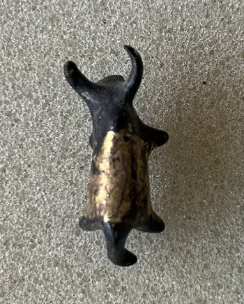 วัวธนู หลวงพ่อสังข์ วัดนากันตม จ.ศรีสะเกษ อุดผงวิเศษเนื้อผง ว่าน108ชนิด ผสมครั่งพุทรา ปิดทองพร้อมจาร