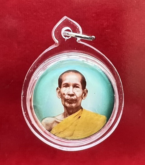 ล็อกเก็ต หลวงพ่อโอภาสี ด้านหลังฝังเหรียญและเม็ดพระธาตุ เลี่ยมกันน้ำ เก็บรักษาไว้ สภาพสมบูรณ์