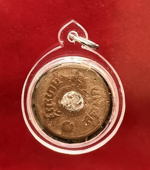 ล็อกเก็ต หลวงพ่อโอภาสี ด้านหลังฝังเหรียญและเม็ดพระธาตุ เลี่ยมกันน้ำ เก็บรักษาไว้ สภาพสมบูรณ์