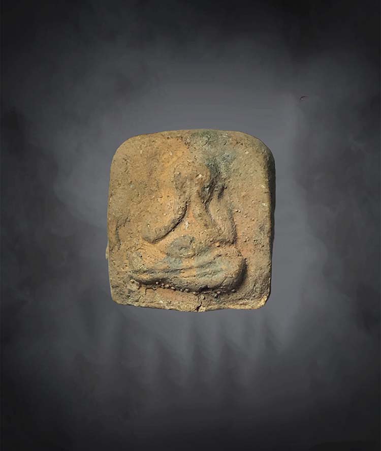 พระปิดตา ผสมผงกนะดูกผี หลวงพ่อพุ่ม วัดโคกสวาย จ.นครราชสีมา ปี2473 เคาะเดียวแดง