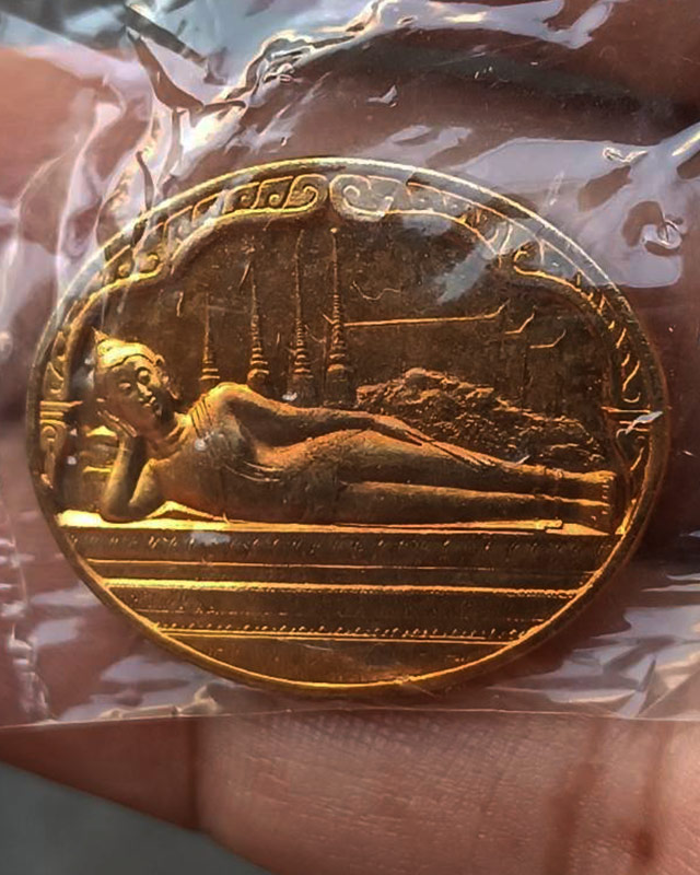 15.เหรียญพระนอน หลัง ภปร. พิธีใหญ่วัดโพธิ์ ฉลองในหลวงพระชนมายุครบ 5 รอบ พ.ศ. 2530 ไม่ผ่านการใช้ ซองเ