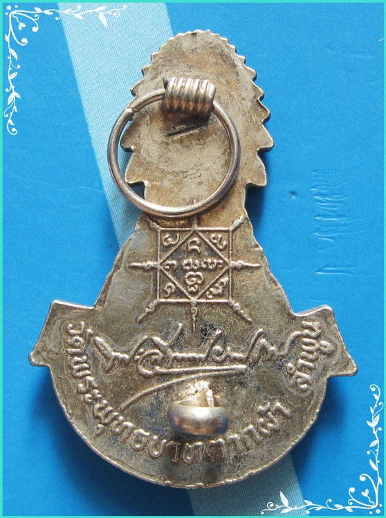 ครูบาพรหมมา วัดพระพุทธบาทตากผ้า ลพ. ล็อคเก็ตสี เรซิ่น ครึ่งองค์ กะไหล่ทอง หลัง เข็มกลัด..