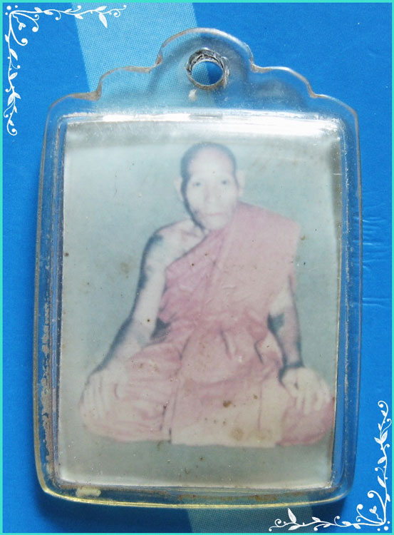 ..ครูบาสร้อย วัดมงคลคีรีเขตต์ ตก. รูปถ่ายสี เต็มองค์ ฉากเขียว หลังเรียบ เลี่ยมเดิม..