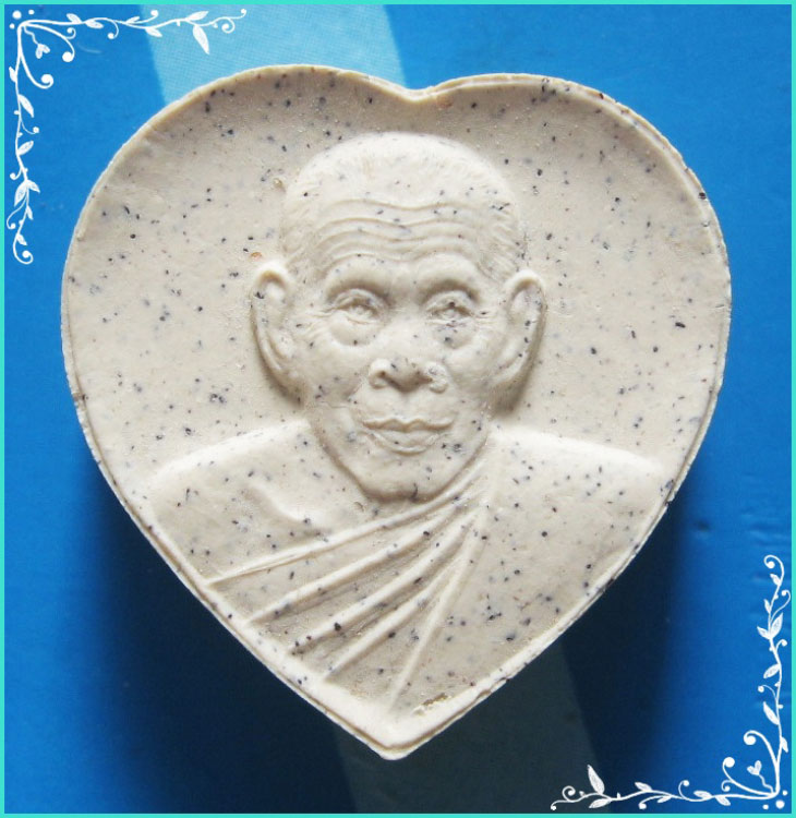 ..ลป.สวัสดิ์  วัดศาลาปูน อย. พระผงรูปเหมือน พิมพ์ทรงหัวใจ ครึ่งองค์ หลังยันต์ ปี 44..