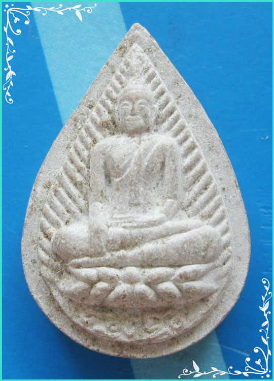 ..ลพ.โต วัดสังฆทาน พระผงรูปเหมือน พิมพ์หยดน้ำ เต็มองค์ หลังโบสถ์แก้ว รุ่น ฝังลูกนิมิต ปี 46..