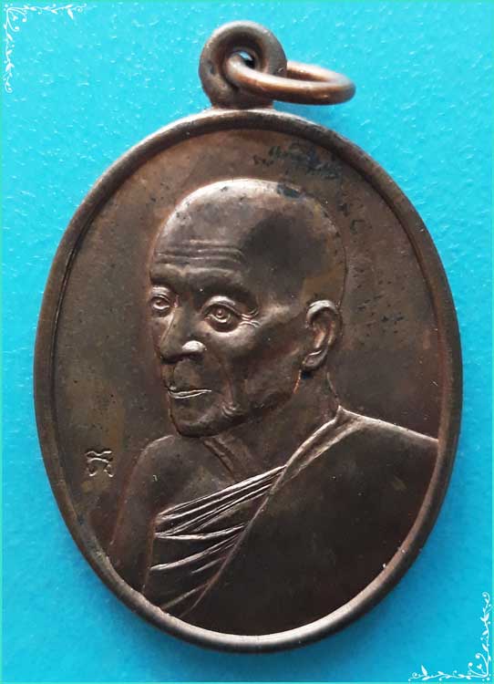 ..ลป.คำ วัดหนองแก เหรียญหันข้าง ครึ่งองค์ เนื้อทองแดงผิวไฟ หลังยันต์ ปี 38..