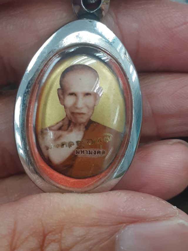 ล็อตเก็ต หลวงปู่ธรรมรังษีพระเกจิดังเมืองช้าง รุ่นมหามงคล  ด้านหลังอุดมวลสารและเกษาหลวงปู่