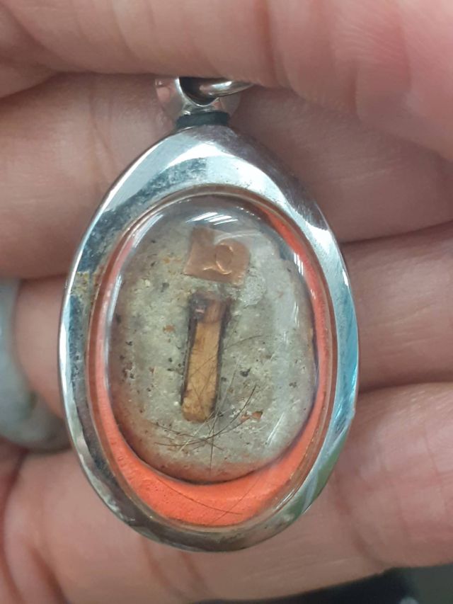 ล็อตเก็ต หลวงปู่ธรรมรังษีพระเกจิดังเมืองช้าง รุ่นมหามงคล  ด้านหลังอุดมวลสารและเกษาหลวงปู่