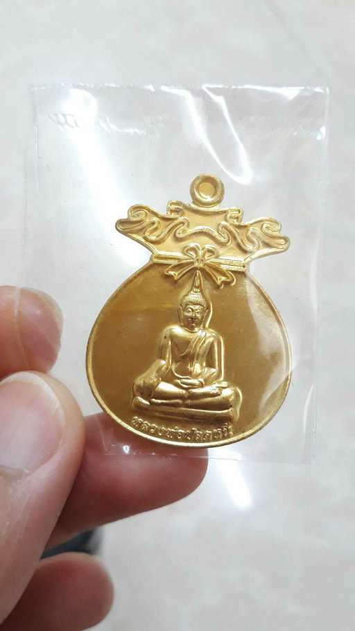 หลวงพ่อปลดหนี้ วัดพระธาตุวาโย ปี 64  ถุงทอง