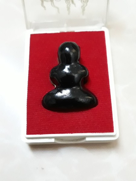 พระปิดตาลงรักฝังปรก เสาร์ 5 เนื้อทองฝาบาตร หลวงปู่วาส วัดสะพานสูง