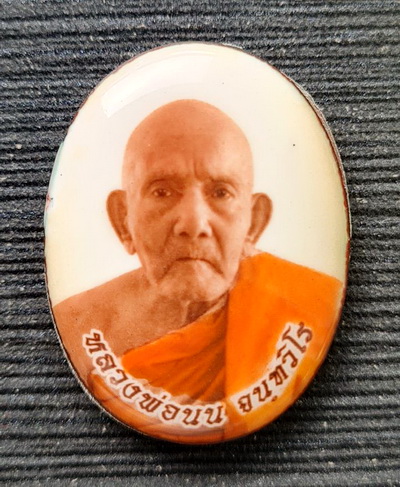 ล็อกเก็ตเศรษฐี ๒๕๖๕..สีงาช้างหลังแผ่นเงิน กล่องเดิม..ลป.นน สำนักสงฆ์เขาพรานธูป ประจวบฯ / ส่ง ems