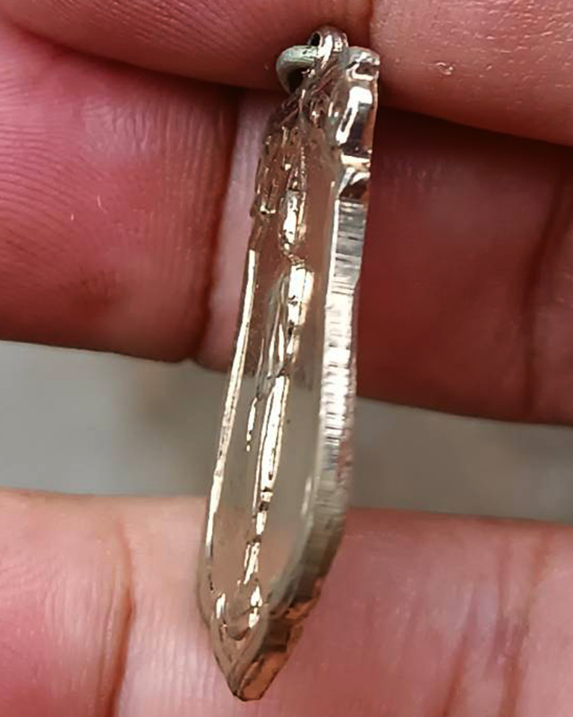 3.เหรียญเสมาฉลอง 25 พุทธศตวรรษ เนื้ออัลปาก้า พิมพ์แขนโต หลังยันต์ชิด บล็อคนิยม แกะจากกระดาษแก้วห่อเด