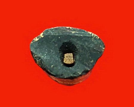 พระบัวเข็มศิลปะมอญพม่า เนื้อครั่งพุทราลงรักปิดทอง ขนาดห้อยคอ สวยมากค่ะ