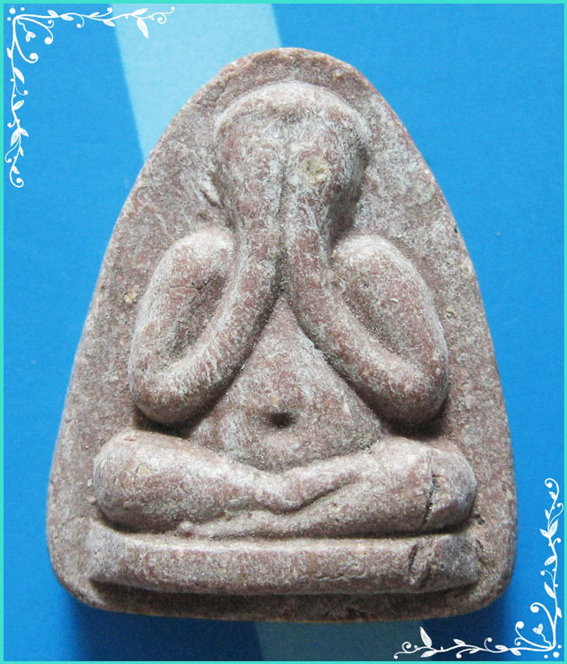 ..ลป.กลั่น วัดอินทราวาส อท. พระปิดตามหาลาภ เนื้อผงผสมชานหมาก หลังยันต์..