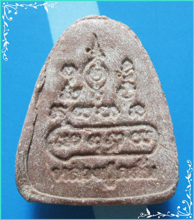 ..ลป.กลั่น วัดอินทราวาส อท. พระปิดตามหาลาภ เนื้อผงผสมชานหมาก หลังยันต์..