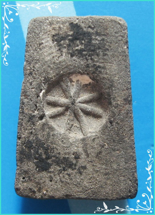 ..ลป.ปรง วัดธรรมเจดีย์ พระพิมพ์ พระพุทธ สามชั้น เนื้อผงใบลาน หลัง กด ดอกจันทร์..