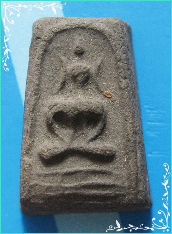 ..ลป.ปรง วัดธรรมเจดีย์ พระพิมพ์ พระพุทธ สามชั้น เนื้อผงใบลาน หลัง กด ดอกจันทร์..