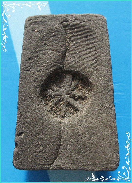 ..ลป.ปรง วัดธรรมเจดีย์ พระพิมพ์ พระพุทธ สามชั้น เนื้อผงใบลาน หลัง กด ดอกจันทร์..