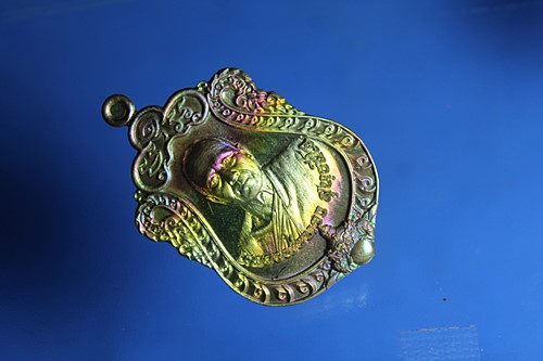 B962เหรียญหลวงพ่อทอง วัดบ้านไร่  รุ่นเศรษฐีแสนล้าน ปี2565 เนื้อทองเหลืองผิวรุ้ง พร้อมกล่องสภาพสวยๆ