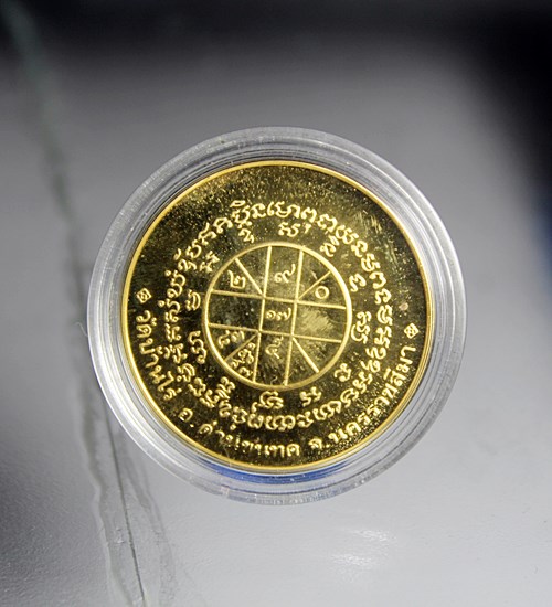 E702เหรียญกษาปณ์ นั่งพาน หลวงพ่อคูณ เนื้อพ่นทรายทอง พร้อมกล่องเดิมๆ  สภาพสวยๆกิ๊บๆ